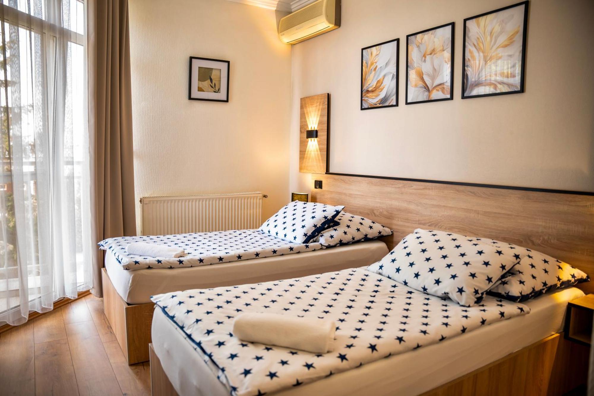 Hotel Bolero Дьор Екстериор снимка