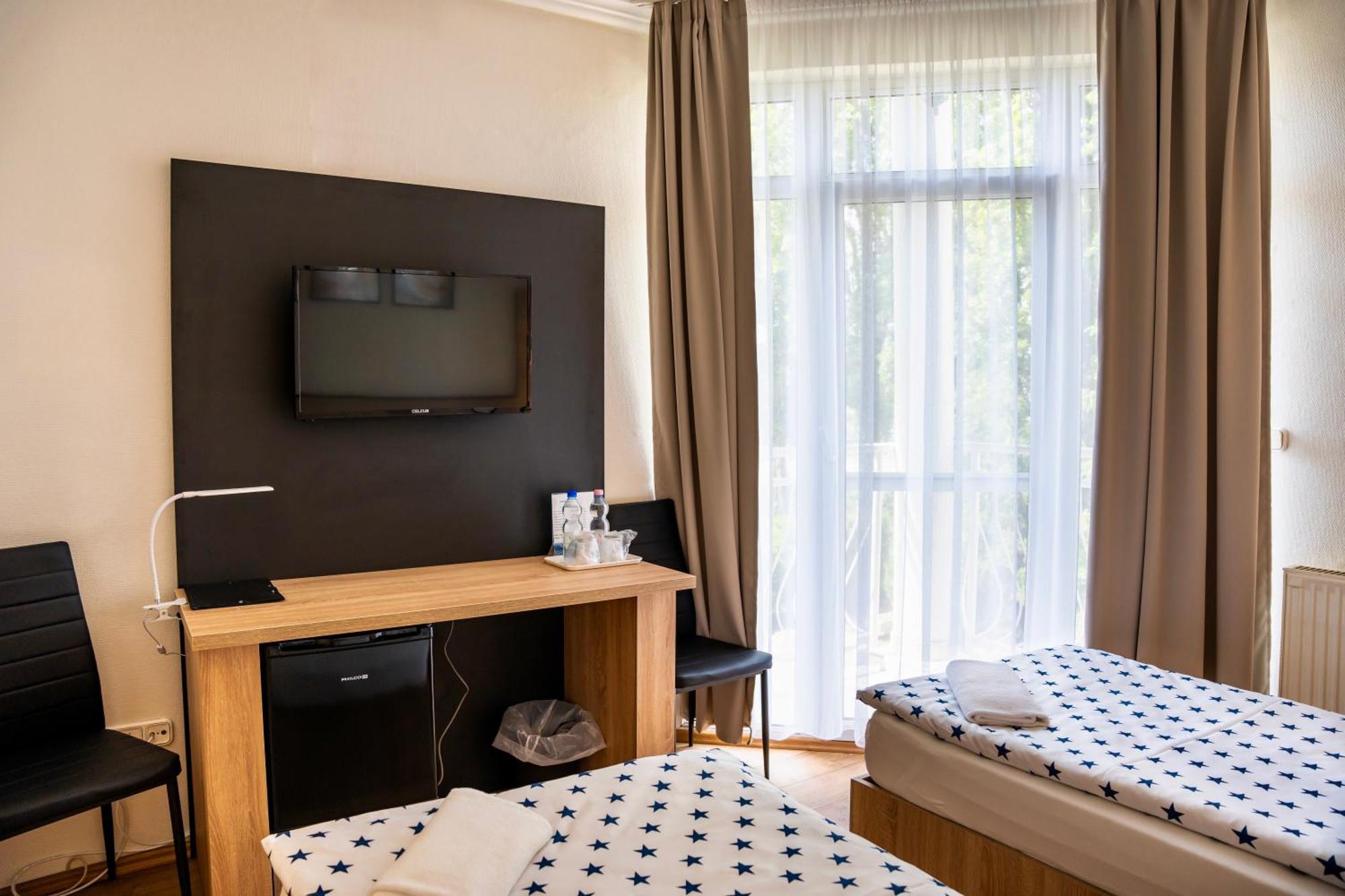 Hotel Bolero Дьор Екстериор снимка