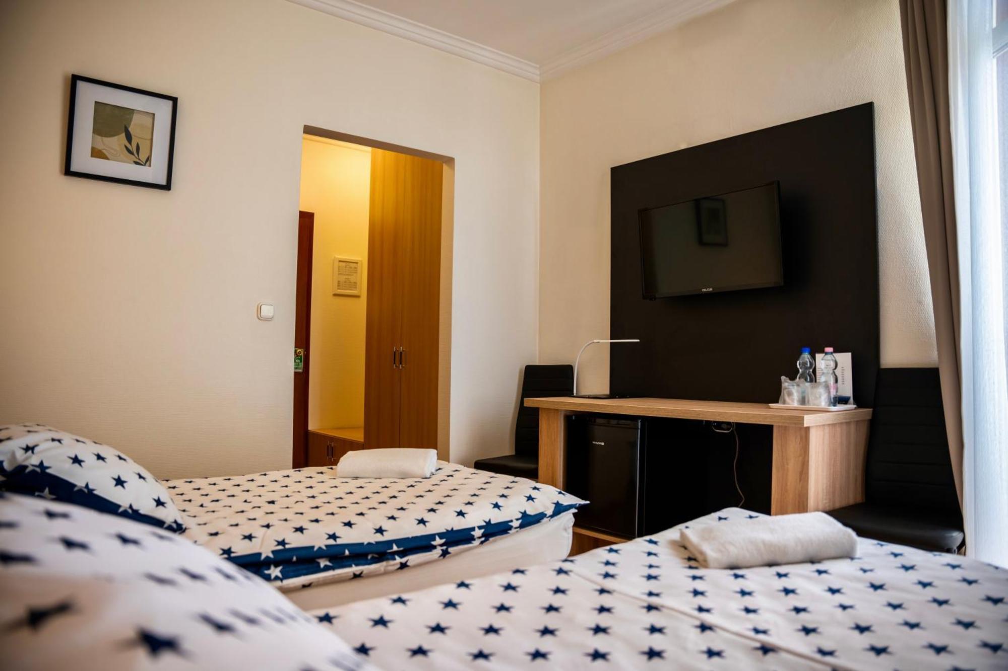 Hotel Bolero Дьор Екстериор снимка