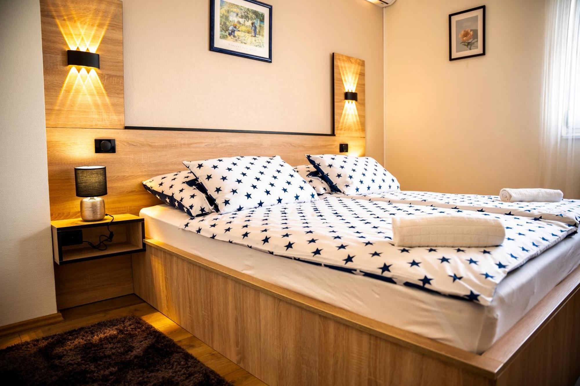 Hotel Bolero Дьор Екстериор снимка