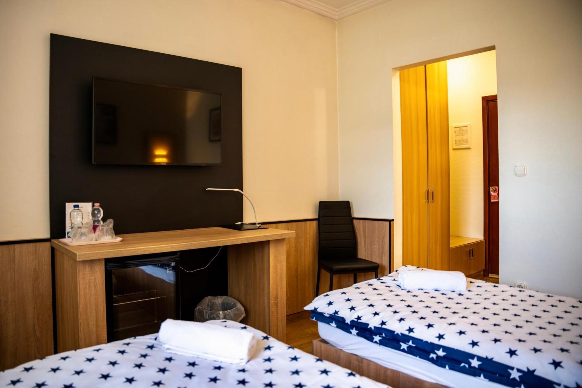 Hotel Bolero Дьор Екстериор снимка